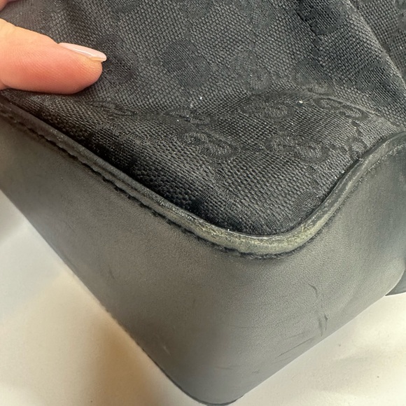 Gucci Black Messenger Bag with Structured Shape and Adjustable Strap - Picture 10 of 16